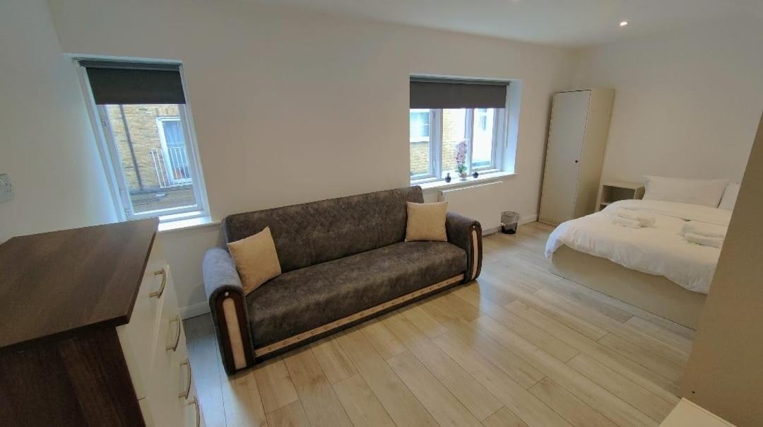 Flat 2 Wimbledon * London